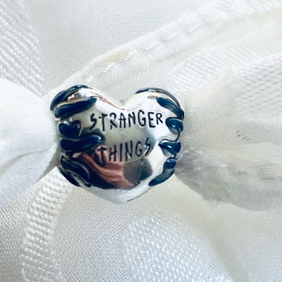 💖 NWOT Glow-in-the-Dark Heart Charm – Stranger Things ✨ - Picture 8 of 16